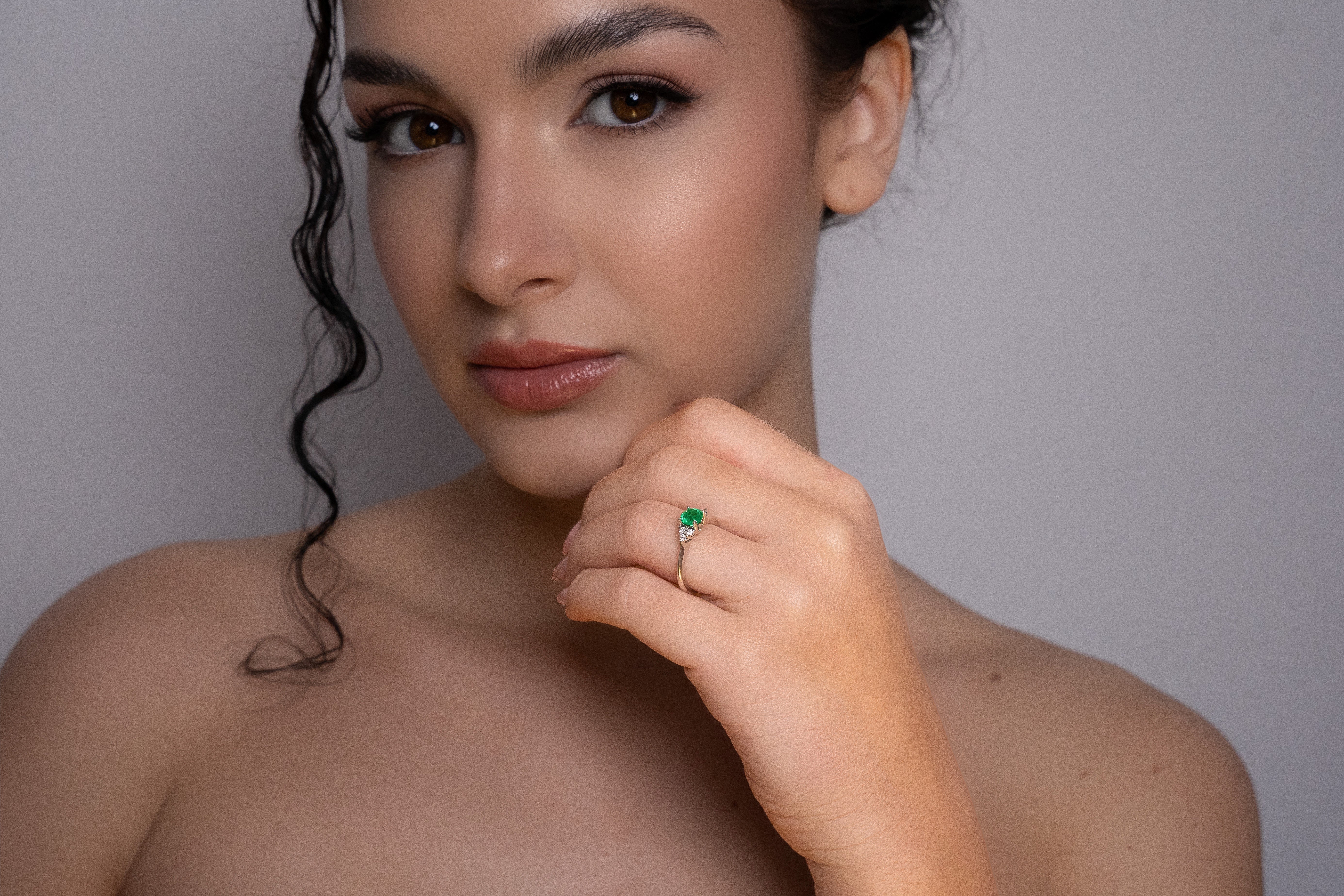 ručně vyráběné zlaté špěrky s drahokamy