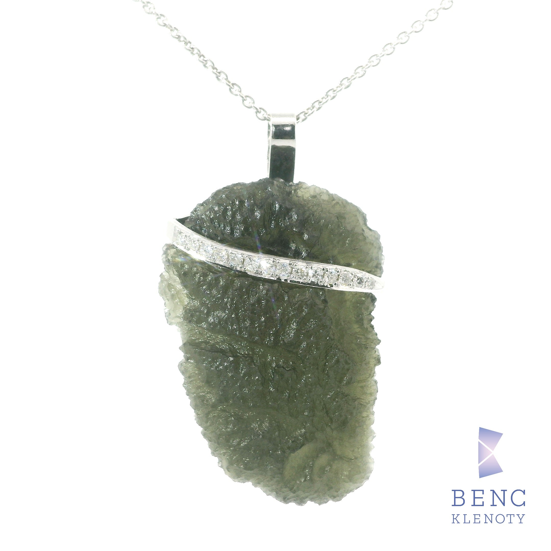 Elegantni privesek s vltavinem, zlatem a diamanty