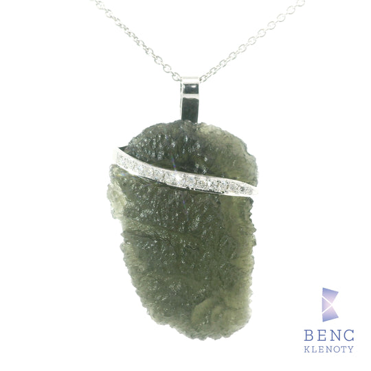 Elegantni privesek s vltavinem, zlatem a diamanty