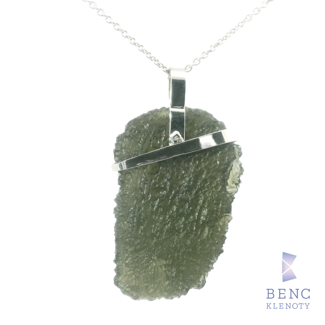 Elegantni privesek s vltavinem, zlatem a diamanty