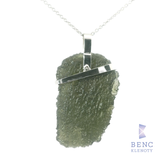 Elegantni privesek s vltavinem, zlatem a diamanty