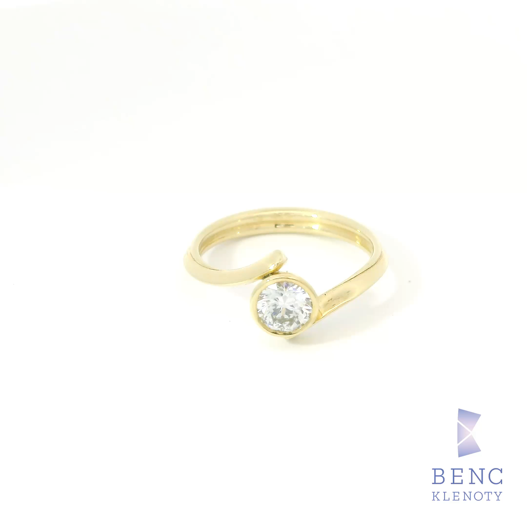 Elegantní zlatý prsten s diamantem