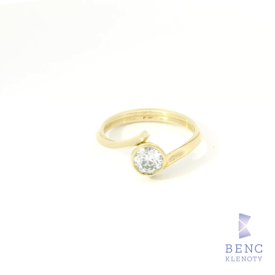 Elegantní zlatý prsten s diamantem