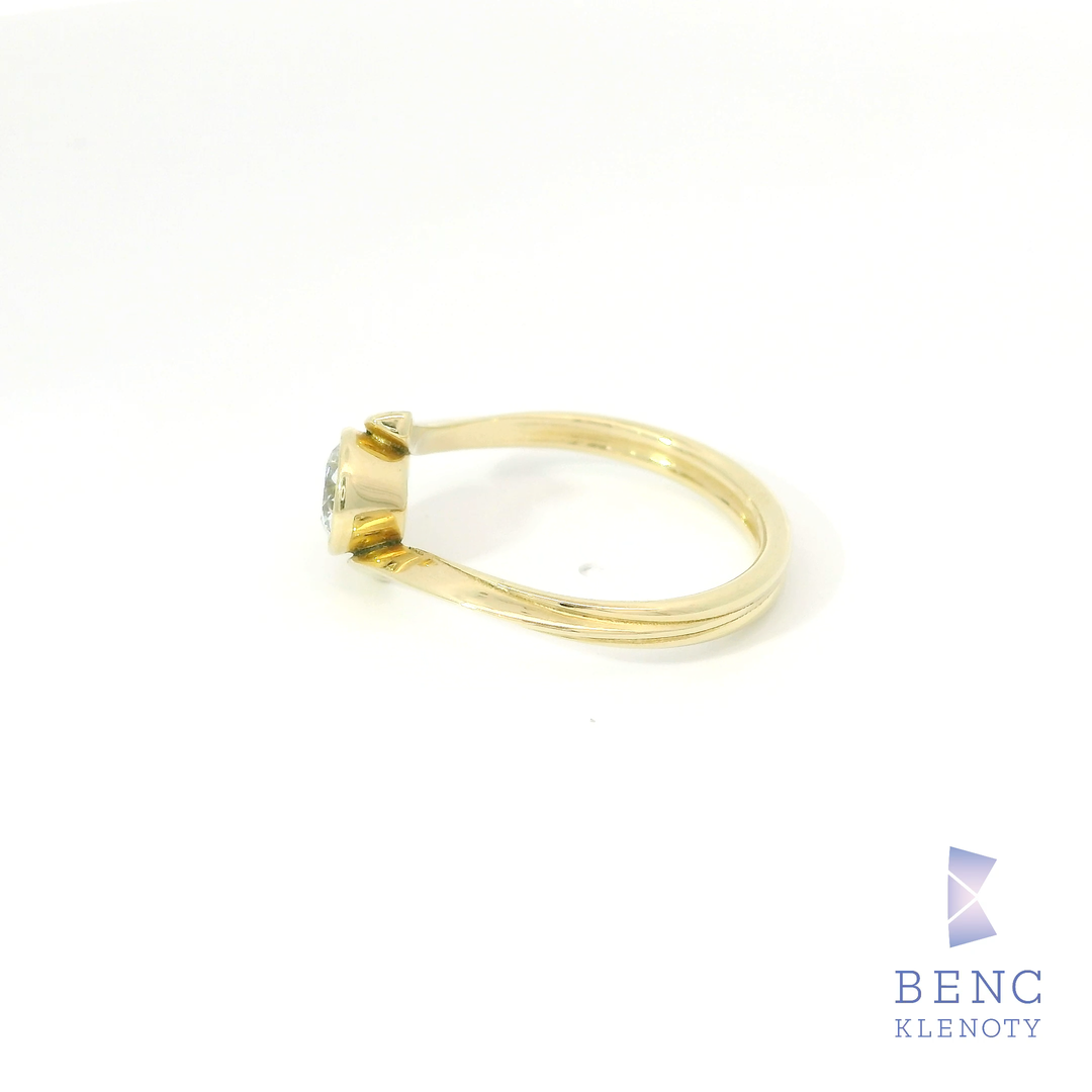 Elegantní zlatý prsten s diamantem