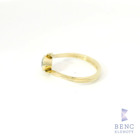 Elegantní zlatý prsten s diamantem
