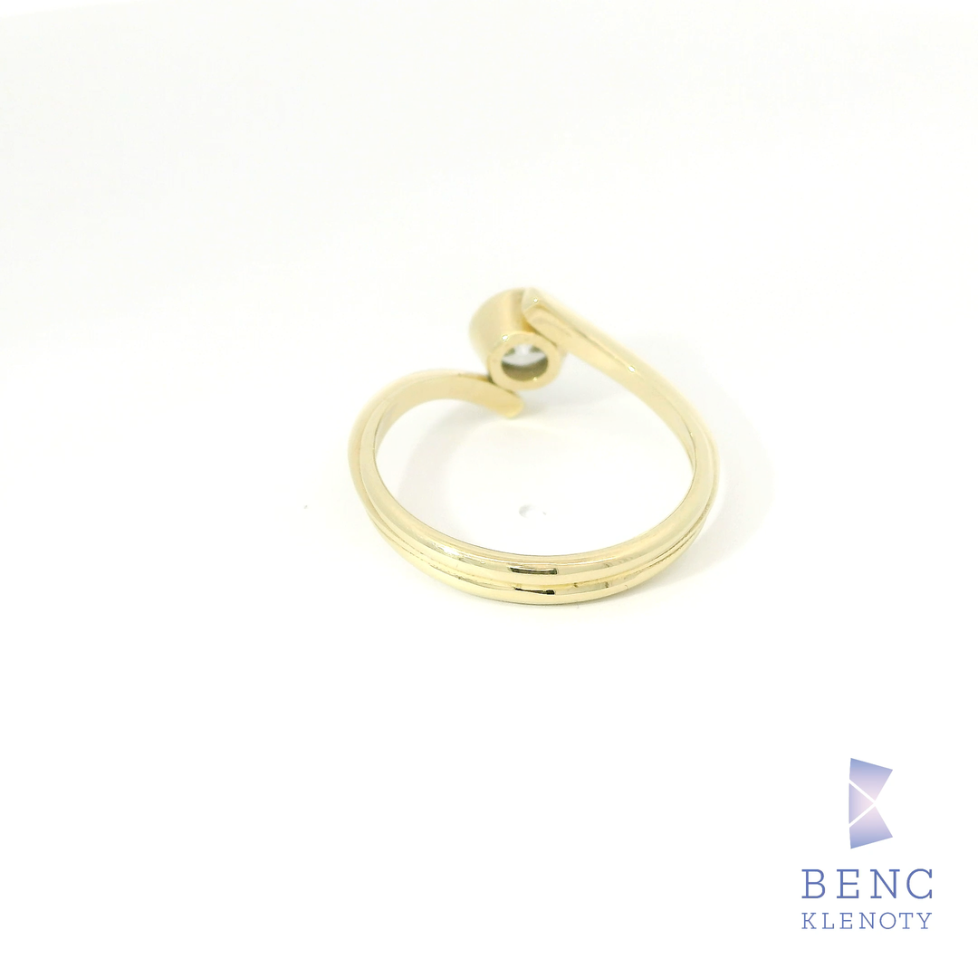 Elegantní zlatý prsten s diamantem