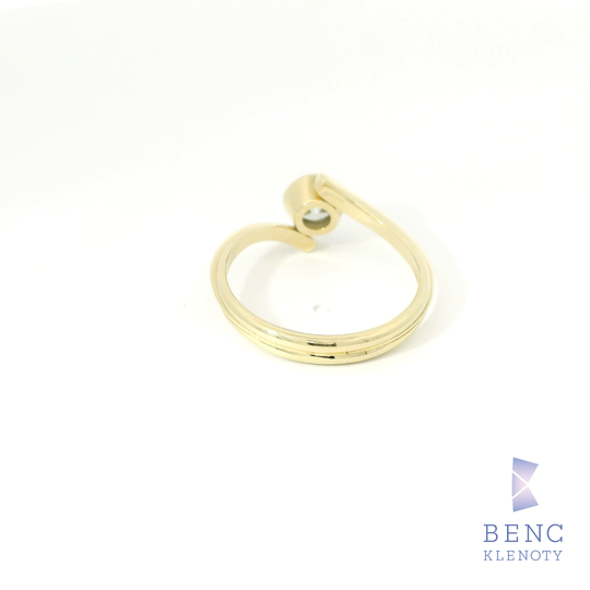 Elegantní zlatý prsten s diamantem