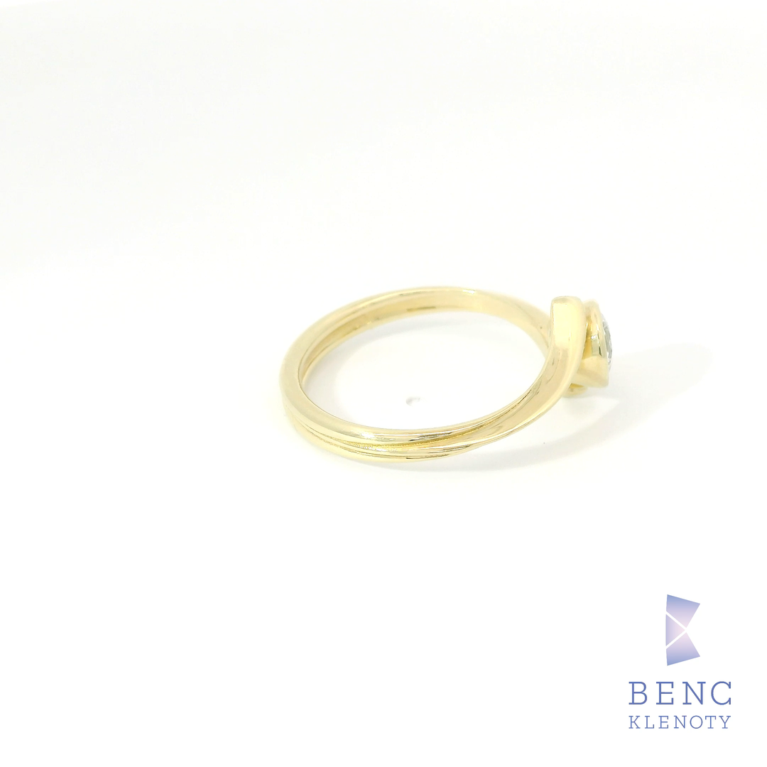 Elegantní zlatý prsten s diamantem