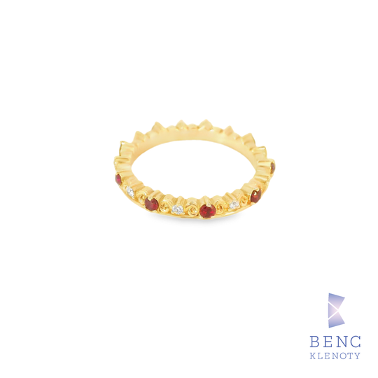 Elegantní zlatý prsten s rubíny a diamanty

