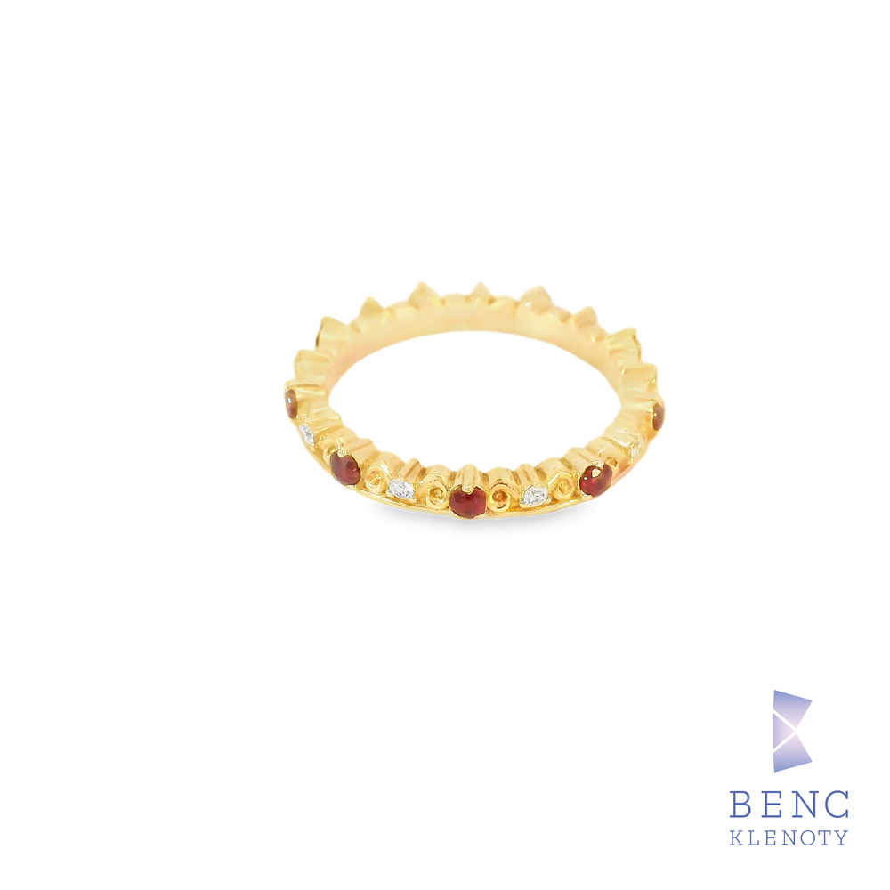 Elegantní zlatý prsten s rubíny a diamanty

