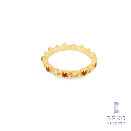 Elegantní zlatý prsten s rubíny a diamanty

