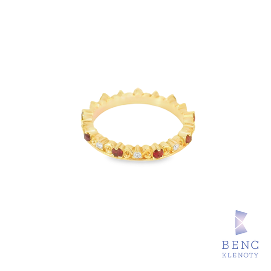 Elegantní zlatý prsten s rubíny a diamanty

