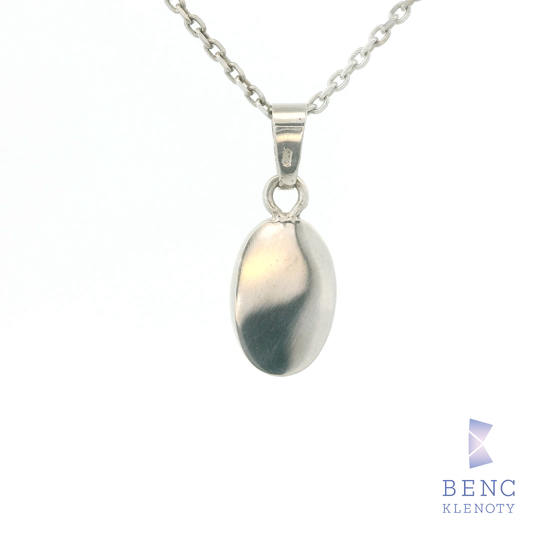 Privesek z bileho zlata s etiopskym kourovym opalem 
