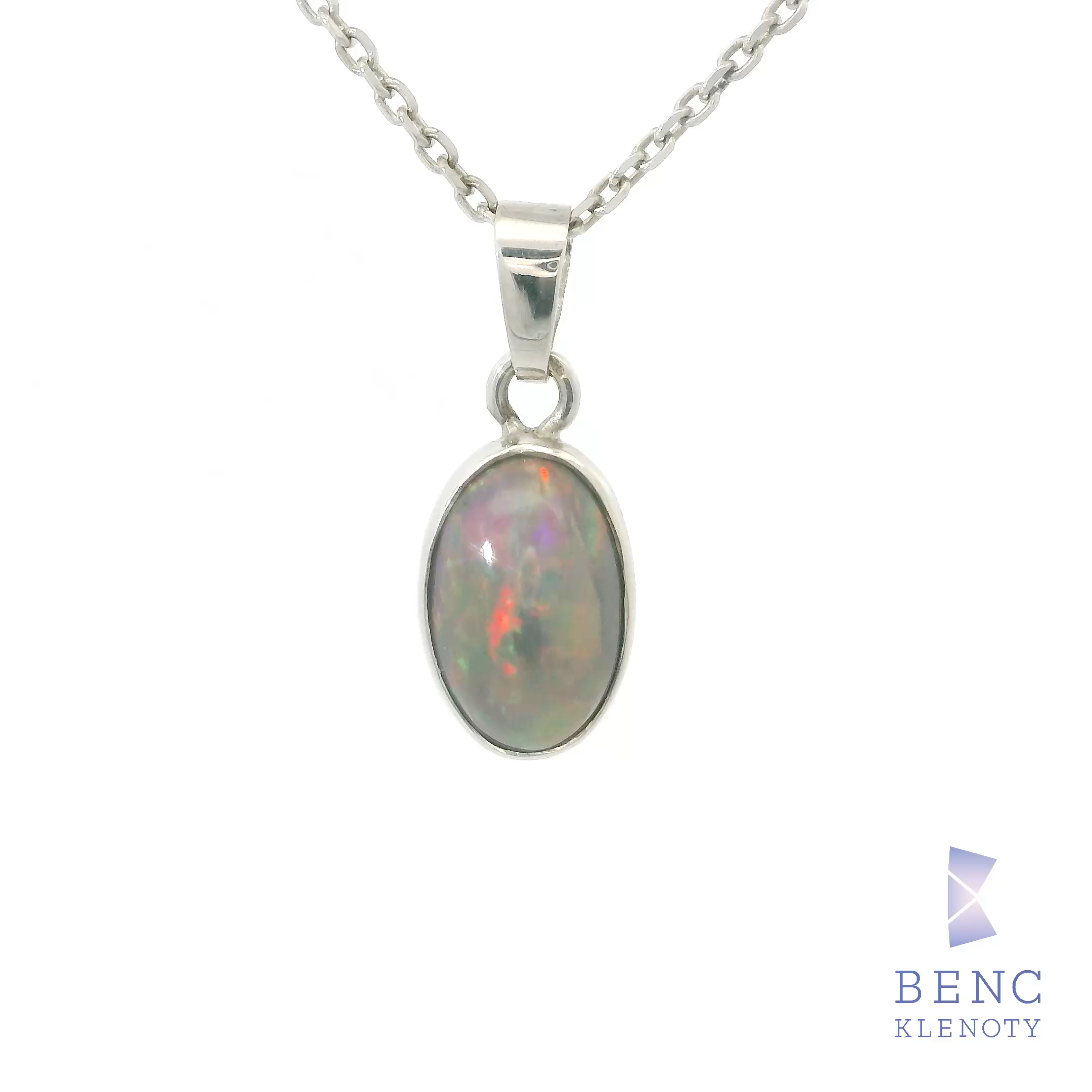 Privesek z bileho zlata s etiopskym kourovym opalem – sperk plny barev a elegance.

