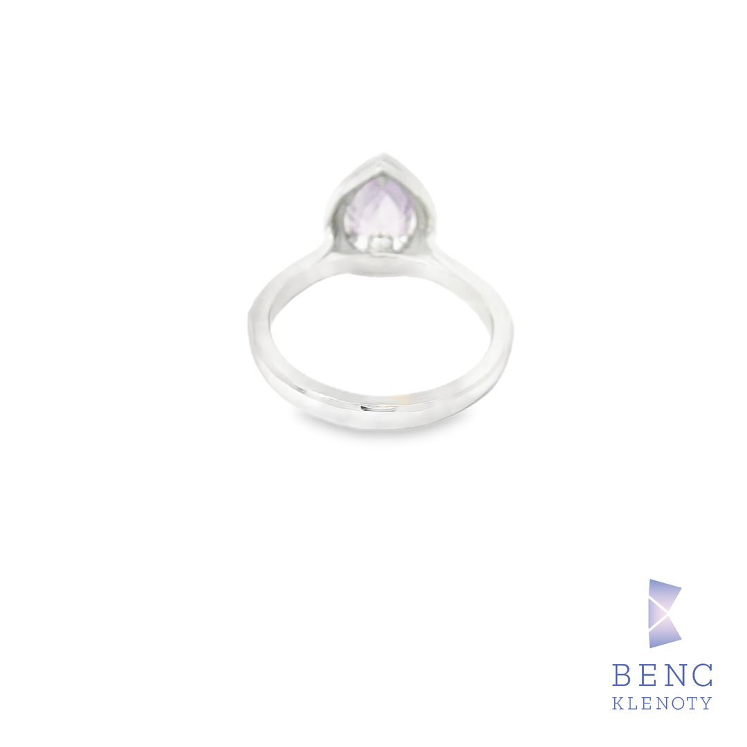 Prsten s fialovym safirem a diamantovym halo