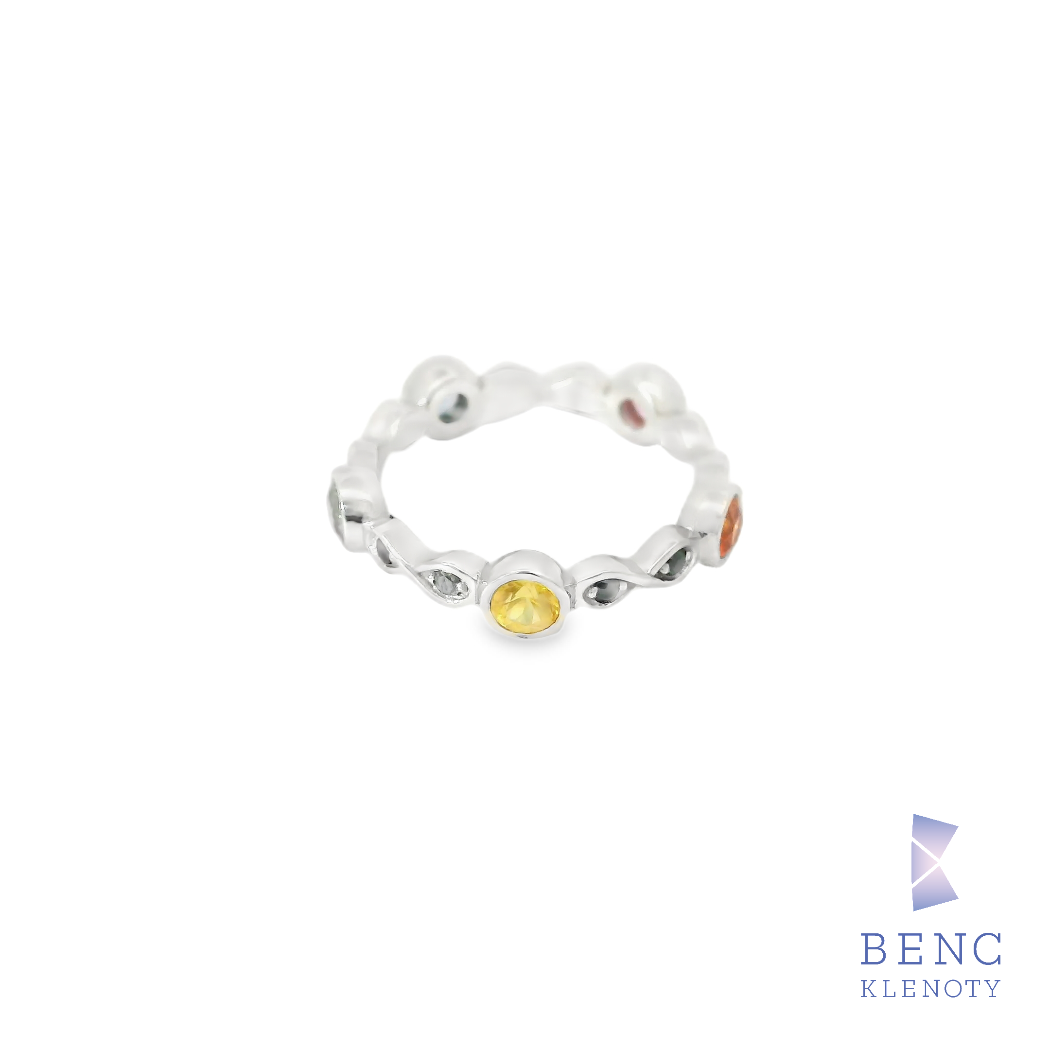 Luxusní eternity prsten s řadou zářivých safírů