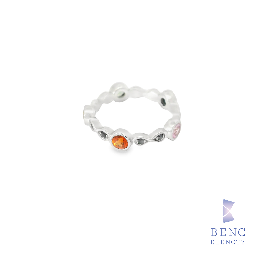 Luxusní eternity prsten s řadou zářivých safírů