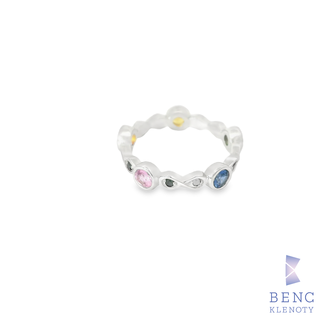 Luxusní eternity prsten s řadou zářivých safírů