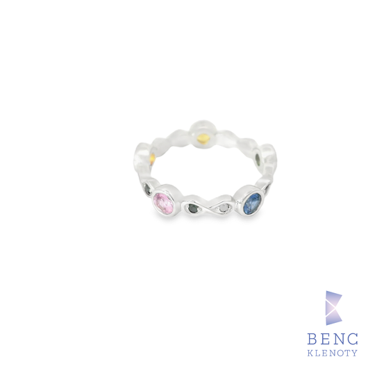 Luxusní eternity prsten s řadou zářivých safírů