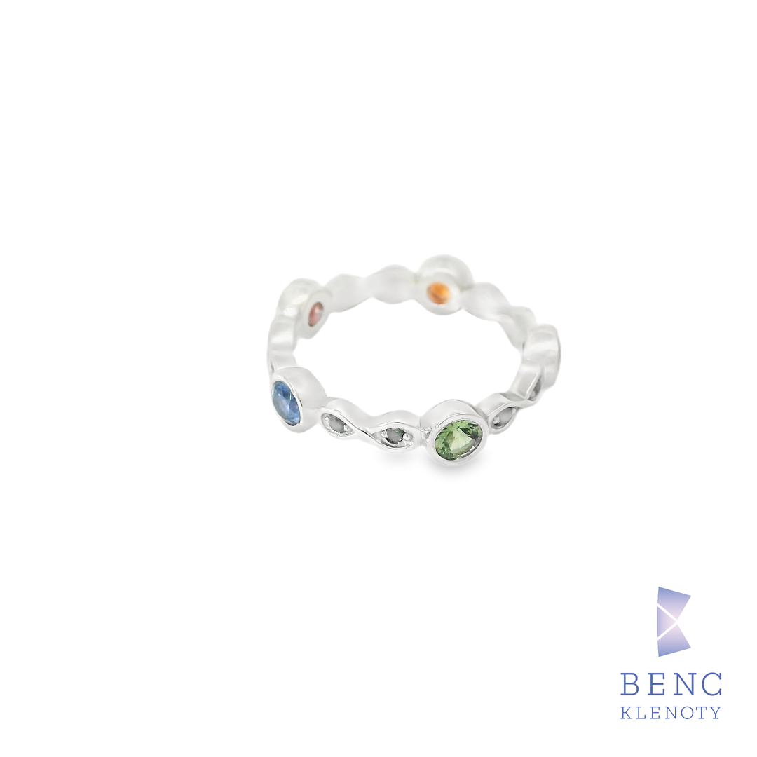 Luxusní eternity prsten s řadou zářivých safírů