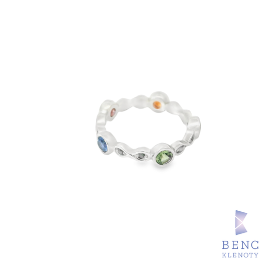 Luxusní eternity prsten s řadou zářivých safírů