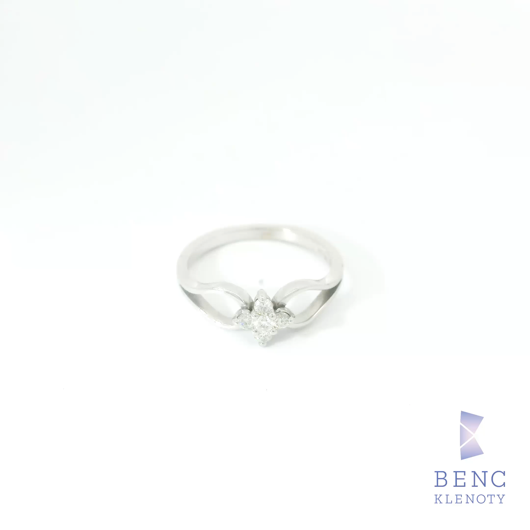 Prsten z bileho zlata s drobnymi diamanty – jemna kazdodenni elegance

