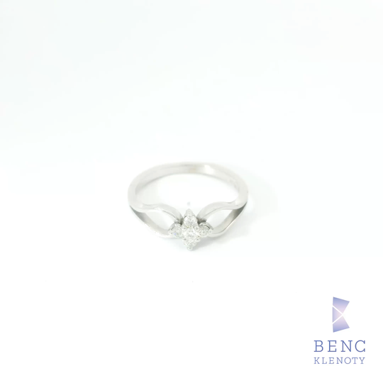 Prsten z bileho zlata s drobnymi diamanty – jemna kazdodenni elegance

