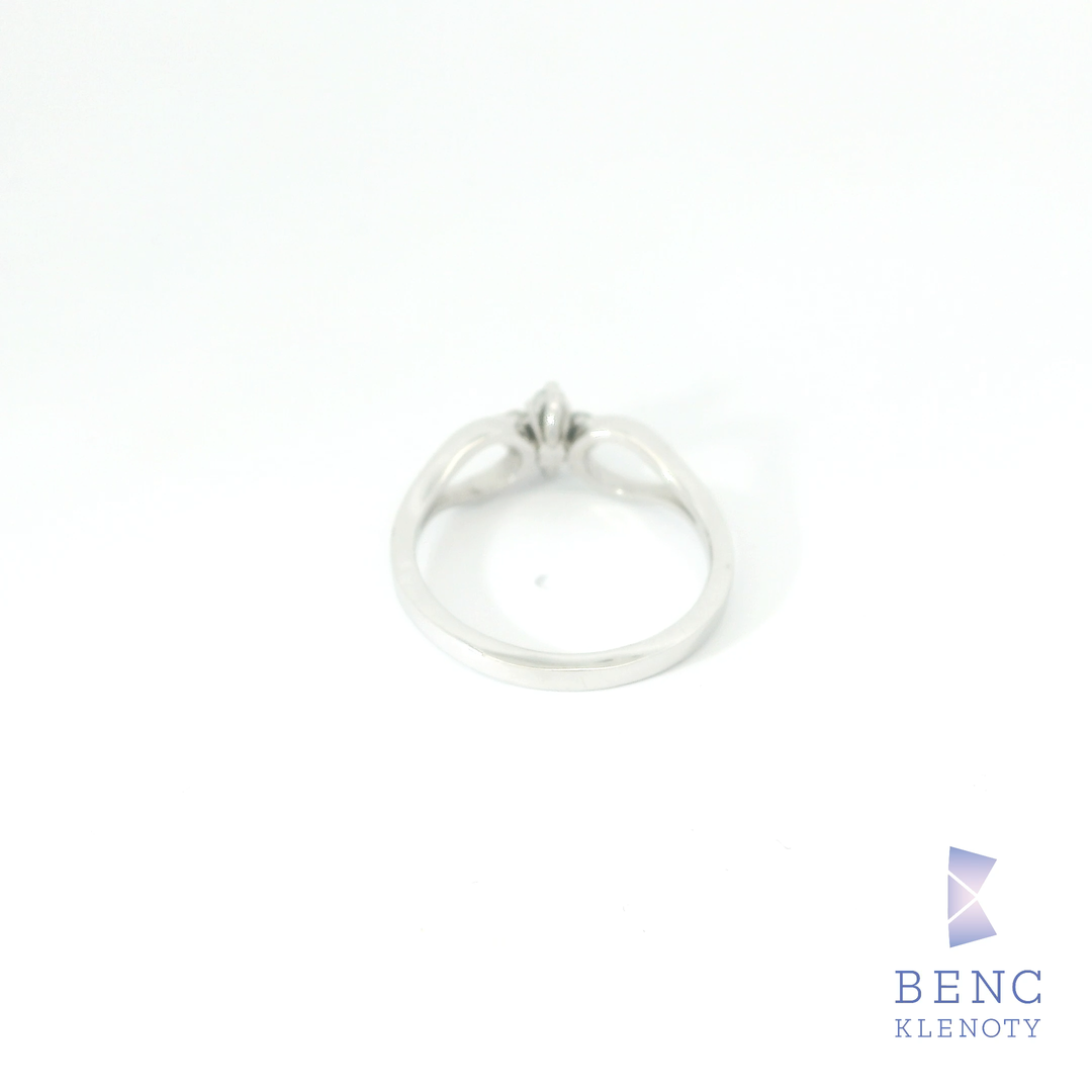 Prsten z bileho zlata s drobnymi diamanty – jemna kazdodenni elegance

