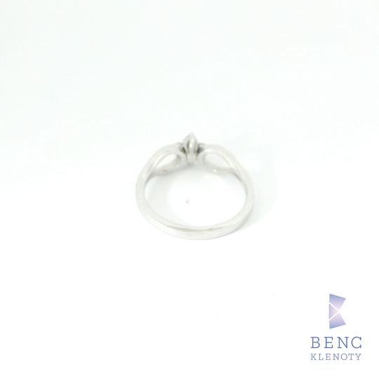 Prsten z bileho zlata s drobnymi diamanty – jemna kazdodenni elegance

