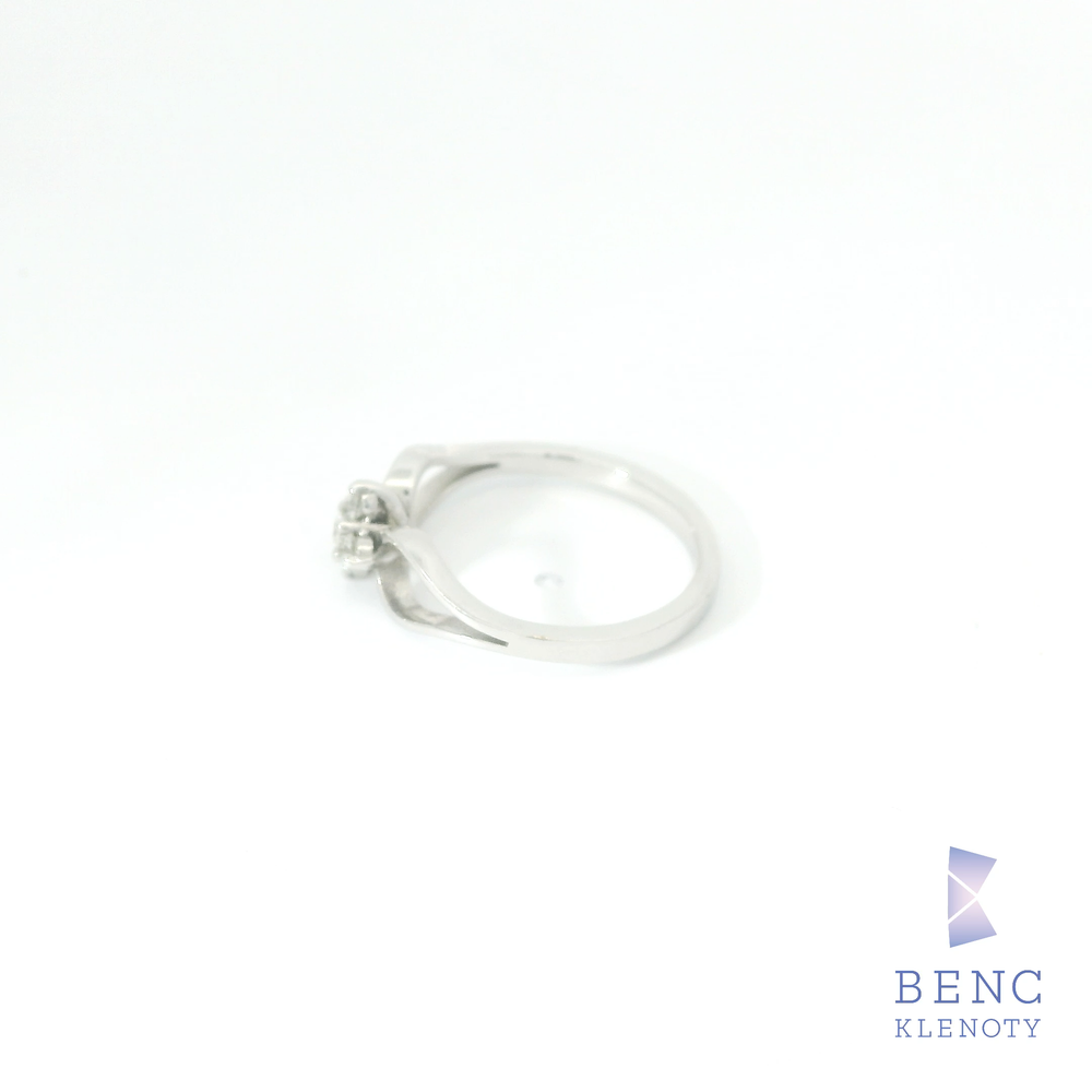 Prsten z bileho zlata s drobnymi diamanty – jemna kazdodenni elegance

