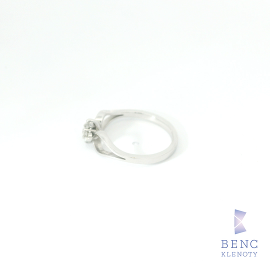 Prsten z bileho zlata s drobnymi diamanty – jemna kazdodenni elegance

