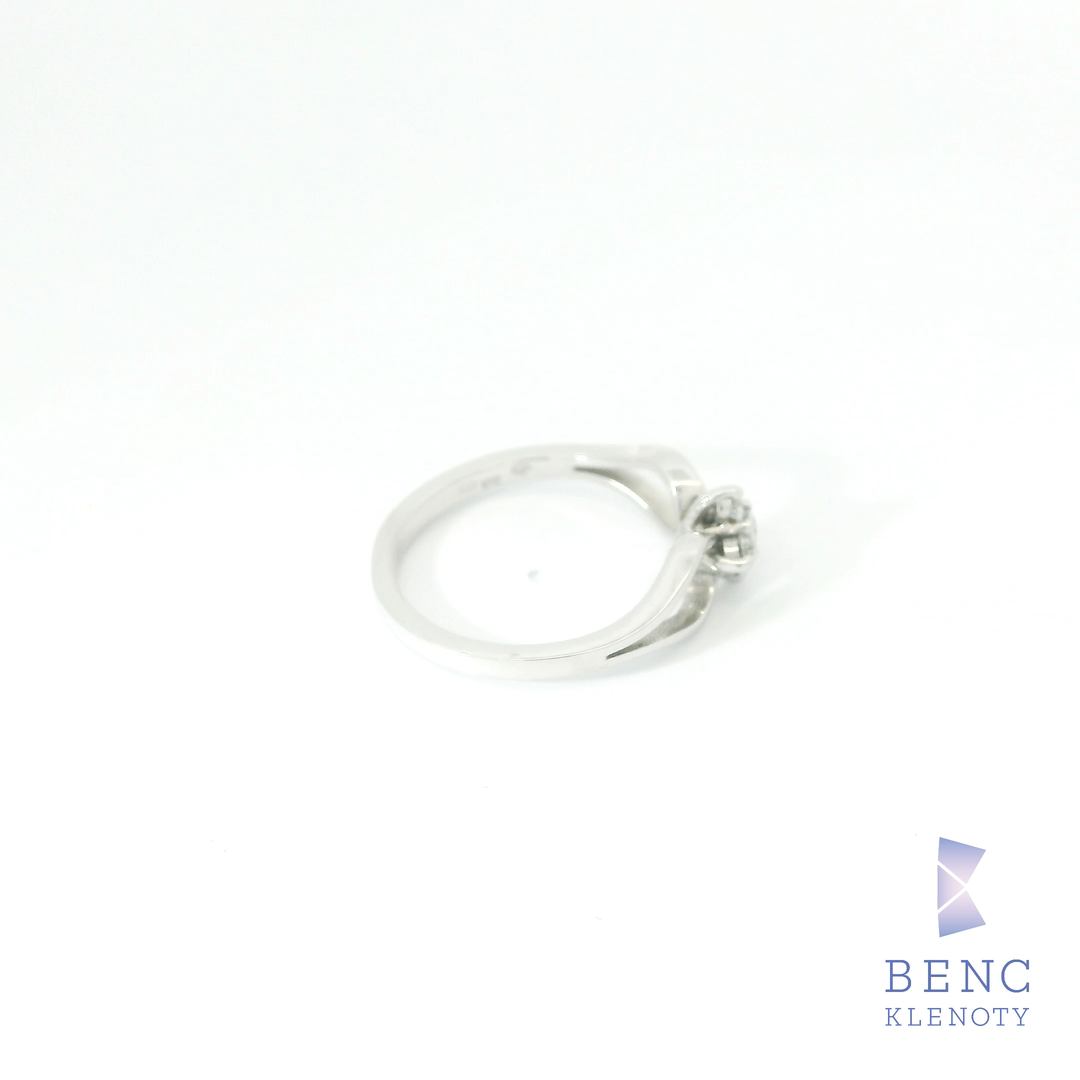 Prsten z bileho zlata s drobnymi diamanty – jemna kazdodenni elegance

