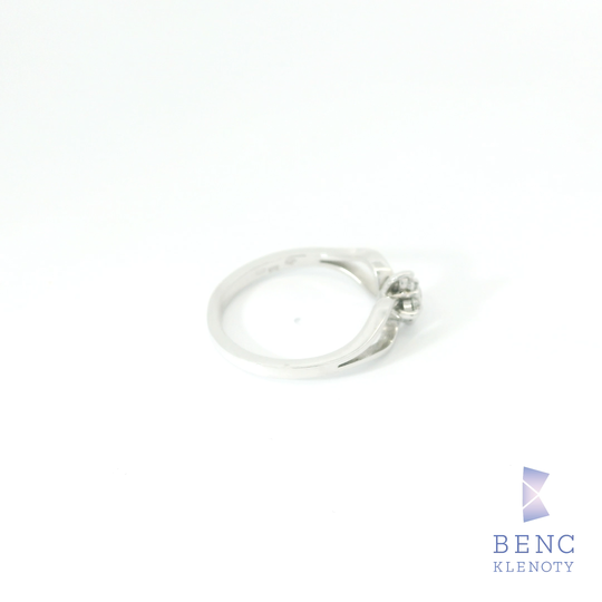 Prsten z bileho zlata s drobnymi diamanty – jemna kazdodenni elegance

