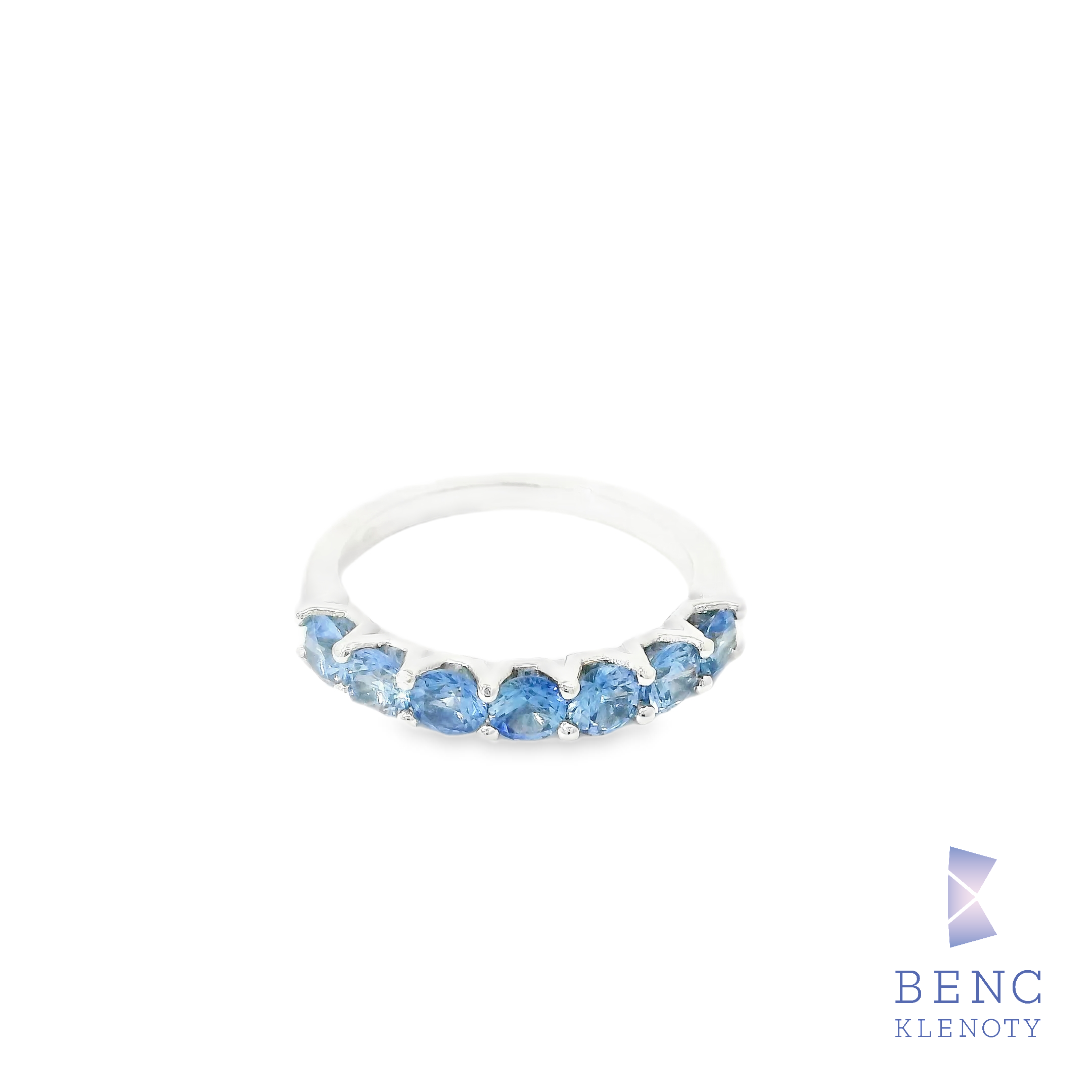 Prsten z bileho zlata s modrymi safiry – elegantni damsky sperk


