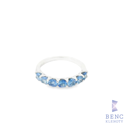 Prsten z bileho zlata s modrymi safiry – elegantni damsky sperk

