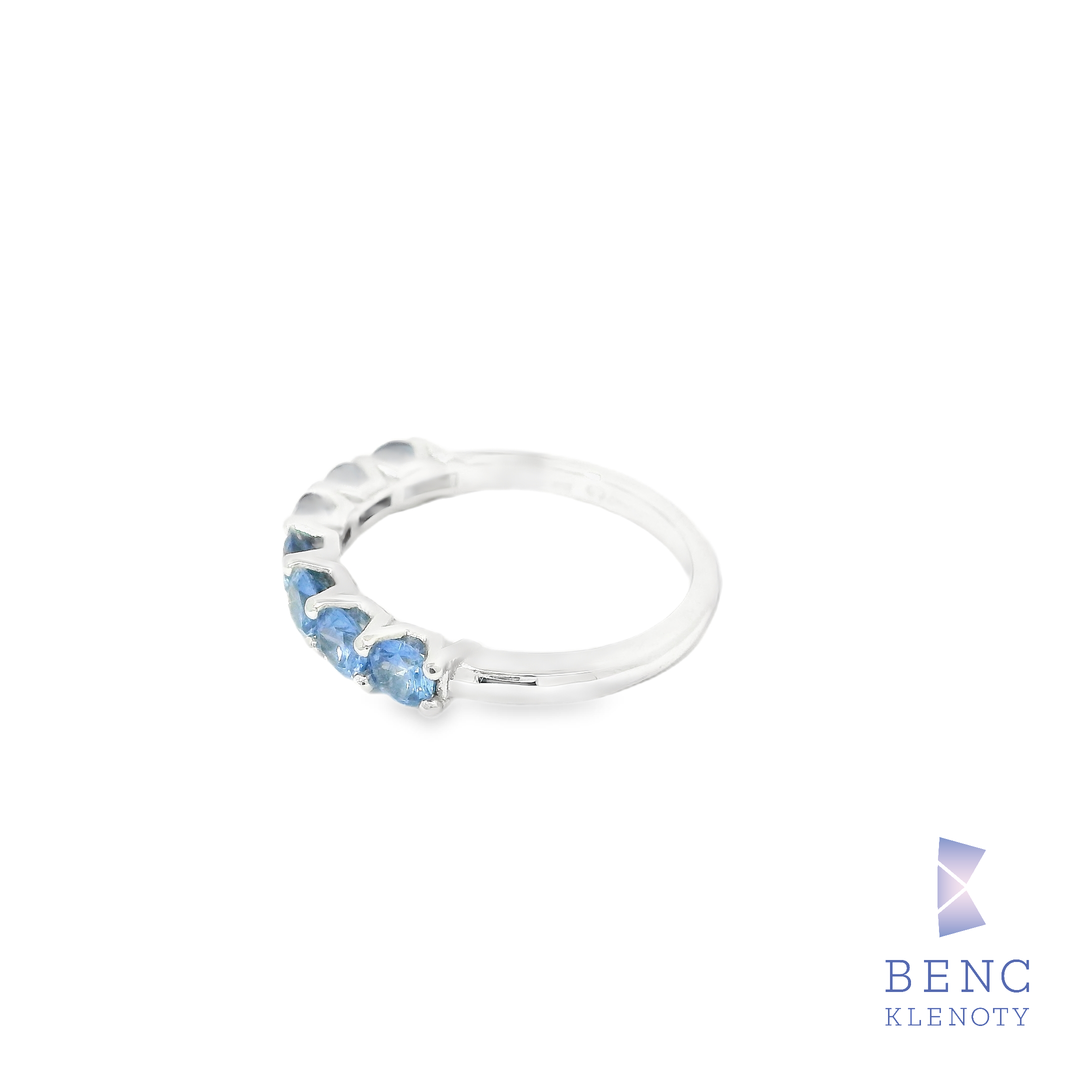 Prsten z bileho zlata s modrymi safiry – elegantni damsky sperk

