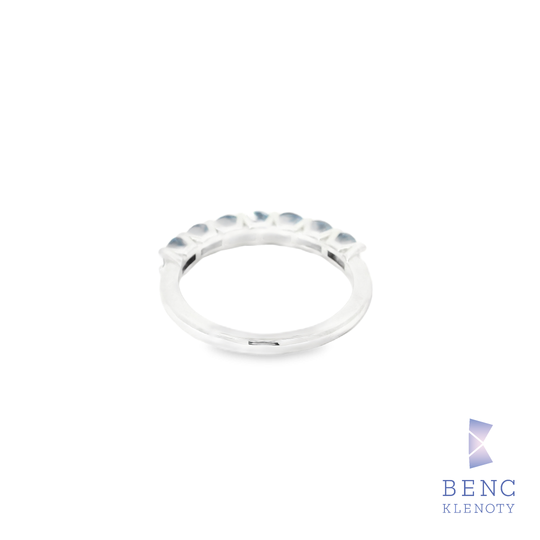Prsten z bileho zlata s modrymi safiry – elegantni damsky sperk

