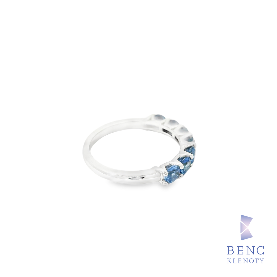Prsten z bileho zlata s modrymi safiry – elegantni damsky sperk


