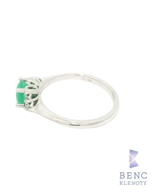 Prsten z bileho zlata se smaragdem a diamanty