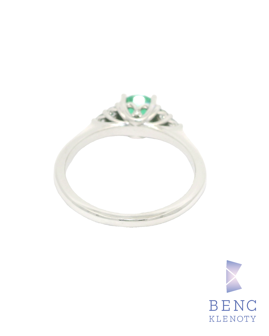 Prsten z bileho zlata se smaragdem a diamanty