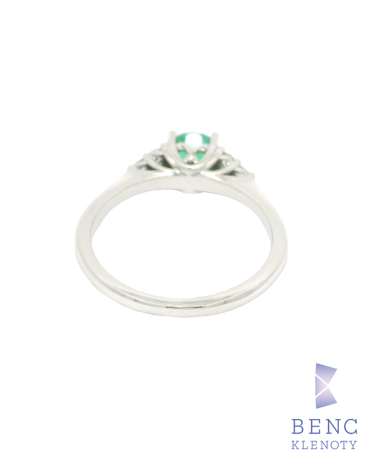 Prsten z bileho zlata se smaragdem a diamanty