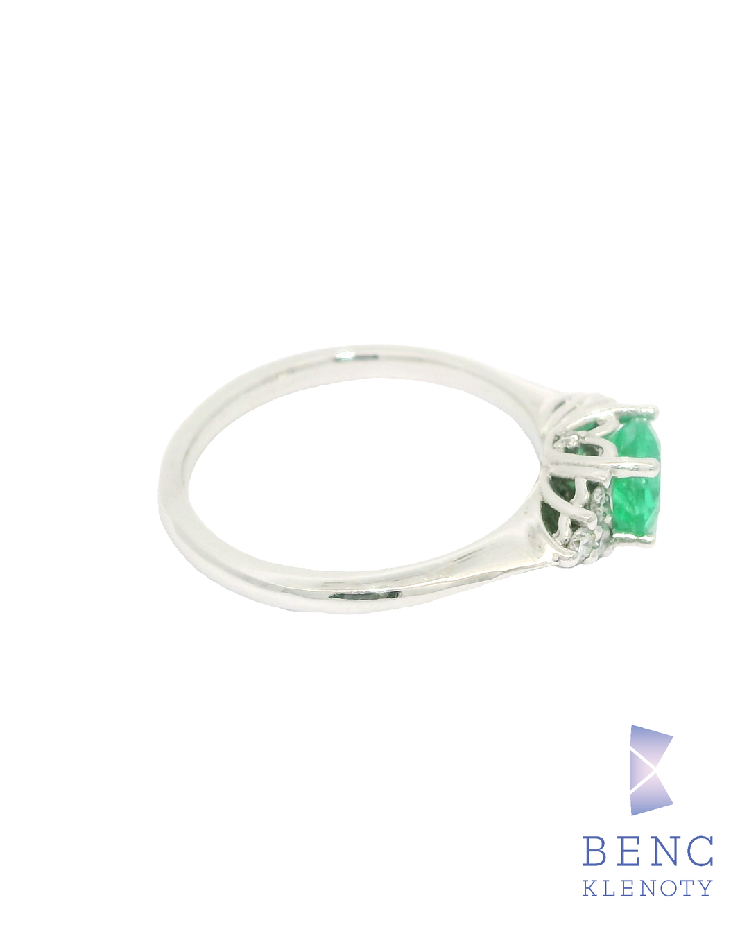 Prsten z bileho zlata se smaragdem a diamanty