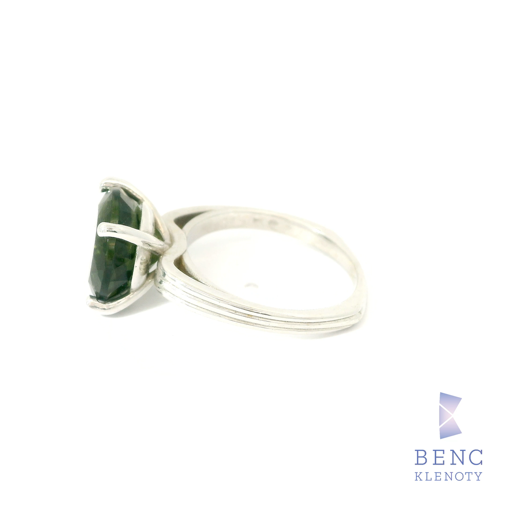 Prsten z bileho zlata se zelenym vltavinem