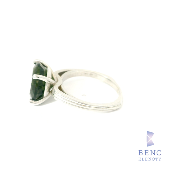Prsten z bileho zlata se zelenym vltavinem