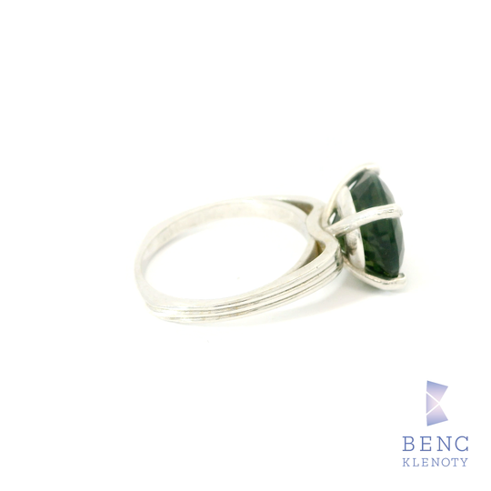Prsten z bileho zlata se zelenym vltavinem