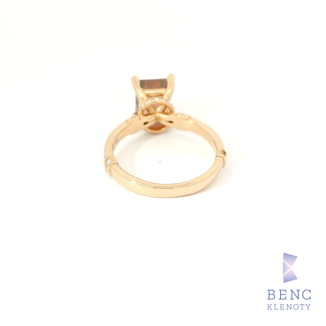 Prsten z ruzoveho zlata s turmalinem a diamanty