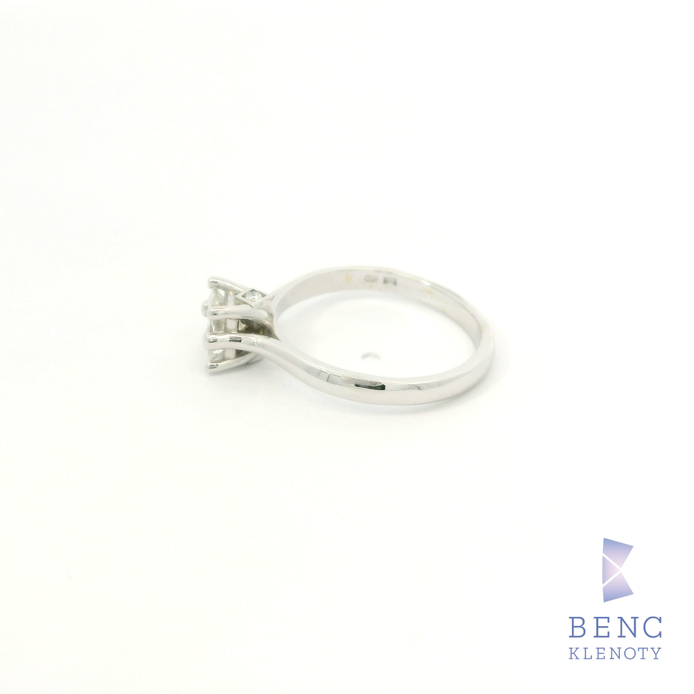 Soliterni prsten s diamantem