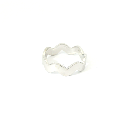 Vlnitý zlatý prsten s diamanty