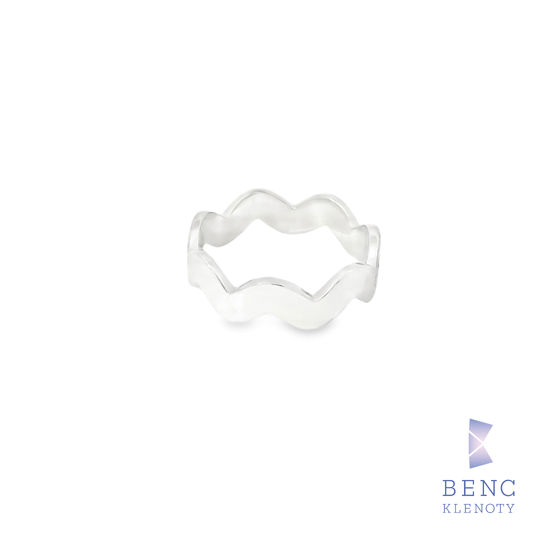 Vlnitý zlatý prsten s diamanty