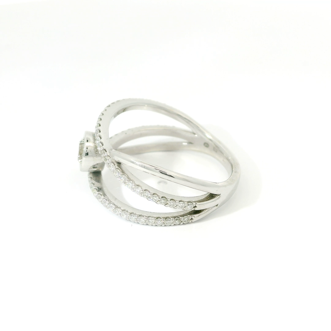 Zlatý prsten s diamantem a krouceným designem